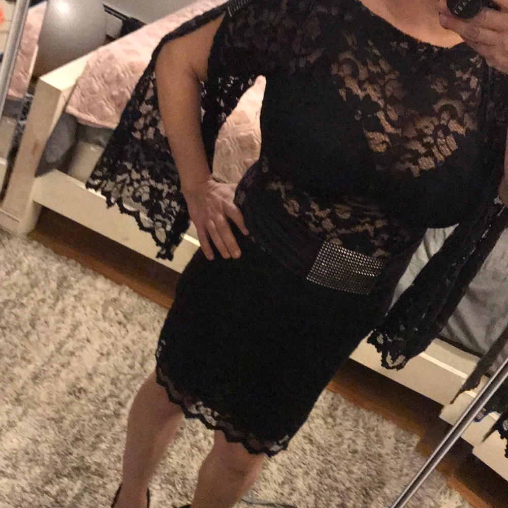 Women’s/Juniors Black lace dress
